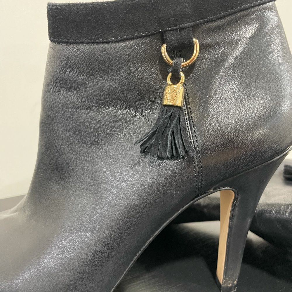 - Black high heels with golden details - Picture 4 of 4